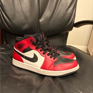 Air Jordan 1 Mid Chicago Black Toe Mens 10